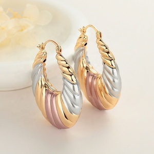 เครื่องประดับทองเคลือบโอโร่ จอยเอเรีย ขายส่ง ต่างหูแบบห่วงสำหรับผู้หญิง ต่างหูแบบห้อย ชุบทอง 18K เครื่องประดับแฟชั่นสำหรับผู้หญิง - Product Image 3