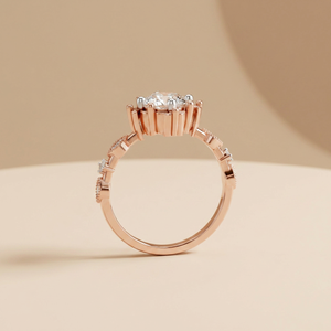 Bague solitaire classique pour femme en or rose 14 carats avec diamant de laboratoire brillant de 1,0 carat et pierres latérales, certifiée IGI - Product Image 3