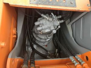 Excavatrice d'occasion Hitachi ZX130 0,59m3 13 tonnes, excavatrice à chenilles moyenne d'occasion, ZX70 ZX120 avec moteur Isuzu, pompe à engrenages à Shanghai - Product Image 4