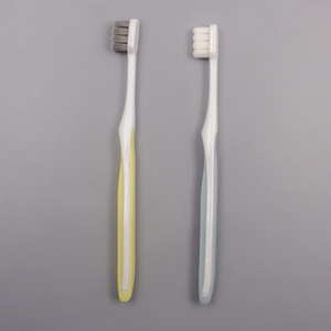 Brosse à dents pour adultes, manche bicolore, poils doux, 18,8 cm, manuelle, pour gencives sensibles, usage domestique - Product Image 2
