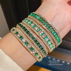 Brazalete de Zirconia Verde Chapado en Oro con Eslabones de Diamantes de Imitación y Dije Geométrico, Joyería de Muñeca para Fiestas y Uso Diario - Product Image 2