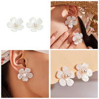 Boucles d'oreilles clous en acier inoxydable plaqué or 18 carats PVD avec fleur et perle pour femme, étanches
