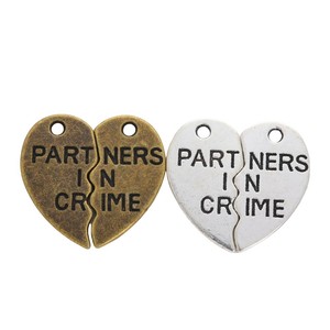 Ciondolo a Cuore Spezzato con Scritta 'Partners In Crime' in Lega Argento Anticato <span class=keywords><strong>e</strong></span> Bronzo per Collane Regalo per Migliori Amici - Product Image 4