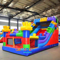Château gonflable commercial à thème blocs de construction Castle Slide Playland avec toboggan et zone de saut