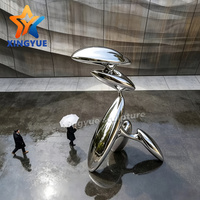 Sculpture moderne abstraite haut de gamme en acier inoxydable plaqué argent poli, grande statue décorative d'intérieur/extérieur en vente