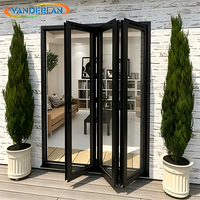 Porte pliante en aluminium de qualité commerciale, aspect minimaliste élégant pour l'entrée principale d'une maison duplex
