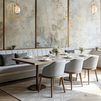 Banquette longue capitonnée en velours gris clair style crème minimaliste, ensemble table et chaises en bois, mobilier de café et de restaurant