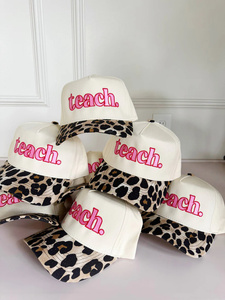 Gorra de béisbol bordada con estampado de leopardo y visera ajustable para mujer - Product Image 1