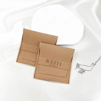Pochette d'emballage pour bijoux en microfibre suédée, rectangulaire, avec rabat, fermeture à nouer, design gaufré double face en polaire, logo personnalisé