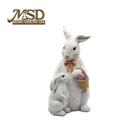 Statue de famille de lapins de Pâques sculptée en résine, figurine mère et bébé avec panier d'œufs de Pâques, approvisionnement en gros B2B