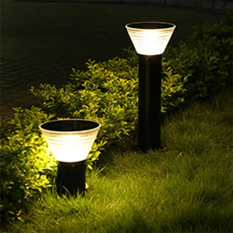 La lampe solaire imperméable de jardin allume les lumières décoratives extérieures de poteau de pilier de pointe allume les lumières solaires de jardin pour la passerelle de cour de patio de pelouse