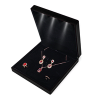 Boîte à bijoux bleue faite à la main, simple, en plastique, avec intérieur en velours, éclairage LED, fermeture à pression, logo personnalisé pour bagues