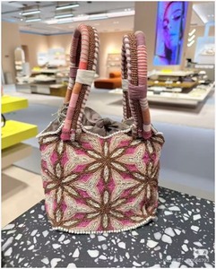 Sac à main élégant fait main perlé et brodé, très demandé, pour femme, disponible à la vente - Product Image 6