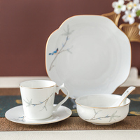 Nouvel ensemble de vaisselle élégant en porcelaine fine chinoise, finition lisse et brillante, avec bordure dorée et motifs imprimés, pour la table domestique