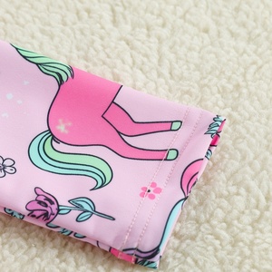 Conjunto <span class=keywords><strong>de</strong></span> natación <span class=keywords><strong>de</strong></span> dos piezas para niñas: Top <span class=keywords><strong>de</strong></span> manga larga con media cremallera y falda, <span class=keywords><strong>de</strong></span> poliéster con estampado <span class=keywords><strong>de</strong></span> caballo <span class=keywords><strong>en</strong></span> colores pastel, traje <span class=keywords><strong>de</strong></span> sol. - Product Image 6