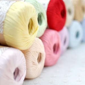 Fil fantaisie recyclé et teint en coton 100% No.3 Pearl Lace Xuefeier 5HZZLS-11 48S pour tricot, tissage et crochet - Product Image 3