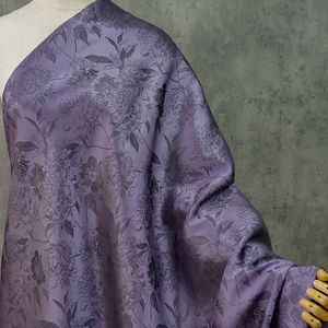 Kain Satin Jacquard Stretch Kepadatan Tinggi dengan Tampilan Sutra untuk Gaun, Pakaian Malam, Pakaian Tidur, Pakaian Fashion, dan Busana - Product Image 4