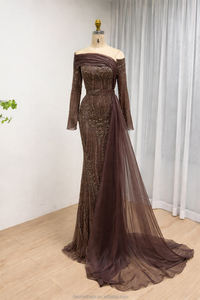 MD50076 Vestido de Noche Elegante y Moderno de Manga Larga Color Marrón con Adornos de Cuentas Sofisticados y Falda Lateral Elegante para Ocasiones Formales - Product Image 6