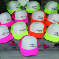 Casquette de baseball réglable à 5 panneaux en polyester et mousse avec impression de logo personnalisé par sublimation, style color block néon, type trucker