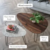 Ensemble de 2 tables basses gigognes Mid-Century avec faux marbre de carrare, table d'appoint empilable avec pieds en métal noir Tables basses