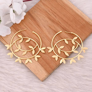 Boucles d'oreilles créoles feuille en laiton plaqué or de haute qualité faites à la main Lot de 25 paires élégantes en gros pour les femmes pour les mariages et les fêtes - Product Image 4