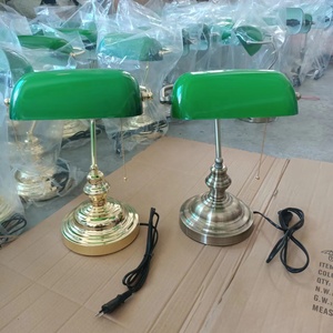 Lampada da Tavolo <span class=keywords><strong>Vintage</strong></span> <span class=keywords><strong>in</strong></span> Vetro Verde e Ferro, a Risparmio Energetico, Semplice ed Ecologica, Stile Tradizionale per Hotel - Product Image 2