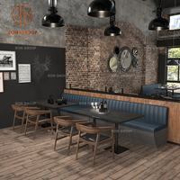 Ensemble de mobilier de restaurant commercial, tables carrées en bois avec chaises en cuir gris et banquettes pour café moderne