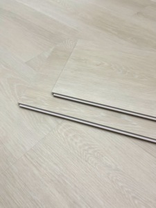 Suelo Vinílico SPC de Roble con Relieve Ligero de 8 mm, Aspecto de Madera, Resistente a los Arañazos, Impermeable, Moderno, para Interiores - Product Image 3