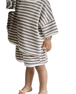 Conjunto de Dos Piezas de Ropa de Verano para Bebé Unisex, Camiseta Holgada con Rayas de Waffle y Pantalones Cortos - Product Image 1