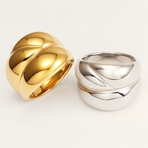 Anello esclusivo transfrontaliero europeo e americano di lusso leggero, geometrico e dal design audace, in acciaio inossidabile e titanio 24K. - Product Image 1