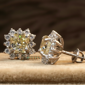 Princesa amarilla y pendiente de tuerca de estilo Halo de diamante de corte redondo para mujer - Product Image 1