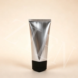 45mm 100 bis 200ml Kaltpräge-Kosmetiktube mit vertikaler Haarlinienstruktur, gebürsteter Oberfläche und fünfeckigem Klappverschluss für Herrenpflege - Product Image 1