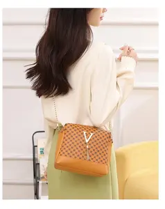 Bolso cuadrado pequeño de moda para mujer con estampado de anillos, cadena decorativa en forma de V, para llevar al hombro o bajo el brazo, con forro interior. - Product Image 6