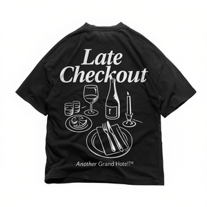 T-shirt Grafica Oversize Nera Lavata Stile Streetwear Minimalista per Uomo Donna con Design Vintage Hotel - Ideale per il Check-out Tardivo - Product Image 2