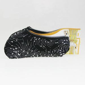 جوارب نسائية دافئة للشتاء مضادة للانزلاق للاستخدام الداخلي بنقشة الزهور الذهبية - Product Image 5