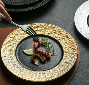 Plato de cerámica con borde dorado y textura martillada, plato de porcelana de lujo para servir en restaurantes, hoteles, catering, sushi, bistec, venta al por mayor. - Product Image 1
