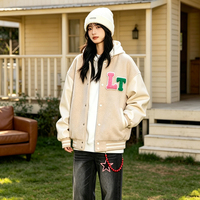 Blouson Bomber Collège LTD-J2022 avec Patch Initiales en Chenille, Manches Contrastantes, Bord Côte Rayé, Coupe Décontractée – Fournisseur de Vêtements de Marque