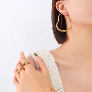 Joyería de moda para mujer, de acero inoxidable de corazón pendientes de aro, joyería chapada en oro de 18K, pendientes impermeables - Product Image 5