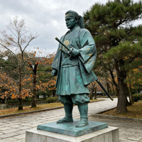 Sculpture en bronze coulé sur mesure de style samouraï pour la décoration de parcs, statue de guerrier samouraï