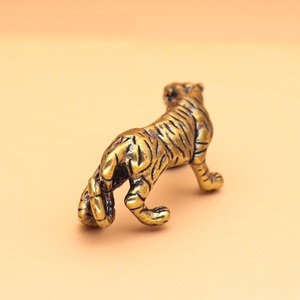 1 pieza de estatuas de tigre de latón hechas a mano, arte decorativo vintage con detalles intrincados, decoración de escritorio - Product Image 4