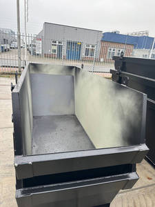 Bac de levage mobile robuste pour la gestion des déchets, des ferrailles et des matériaux lourds, destiné aux machines de traitement des conteneurs de déchets et de ferraille. - Product Image 6