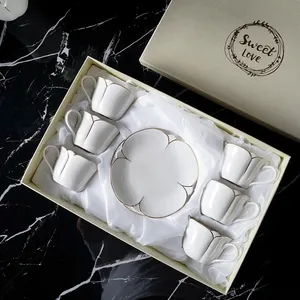 Tazas y platillos de té real con forma de flor de lirio, juego de té de porcelana con adorno dorado para taza de té blanco