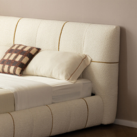 Lit double plateforme rembourré en tissu bouclé minimaliste, avec cadre en bois de pin doux et capitonnage à grille, fabrication OEM pour la maison