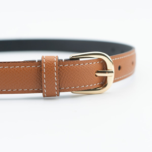 Cinturón de Cuero Granulado Marrón para Mujer con Costuras en Contraste y Hebilla Dorada - Product Image 4