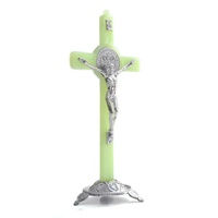 Statue de croix en plastique verte luminescente de 180 mm x 150 mm représentant Jésus crucifié, pour usage religieux catholique.