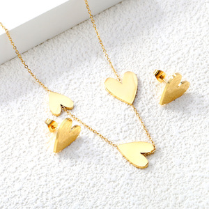 Conjunto de joyería de acero inoxidable con forma de corazón para mujer, aretes y collar de moda para fiesta, tono dorado - Product Image 3