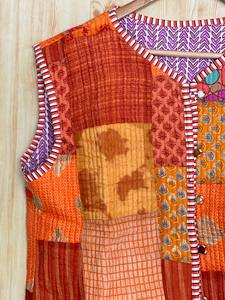 Veste Kantha en patchwork de coton faite à la main, veste courte matelassée bohème, veste réversible sans manches pour femmes - Product Image 2