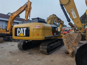 Excavatrice sur chenilles CAT 325D d'occasion, forte puissance, moteur fiable, faible nombre d'heures de fonctionnement, pour travaux de construction. - Product Image 3