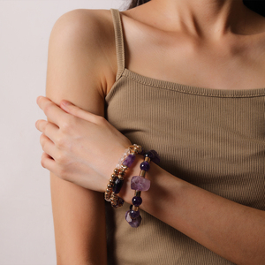 Bracelet tendance en perles d'améthyste naturelle, de quartz blanc et d'<span class=keywords><strong>hématite</strong></span> <span class=keywords><strong>dorée</strong></span> de formes variées, idéal pour les fêtes et les vacances - Product Image 2