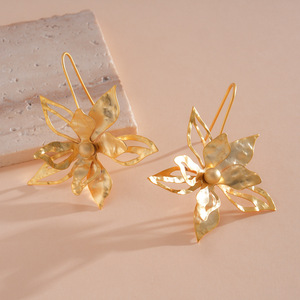 Pendientes de Cobre para Mujer, Estilo Retro Francés, con Diseño Floral Hueco Euroamericano, de Lujo Ligero y Alta Gama - Product Image 2